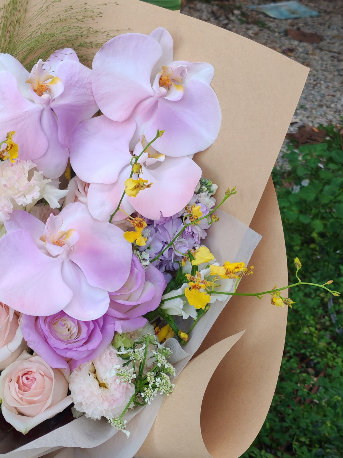 Pink Series Fresh Roses & Phalaenopsis Bouquet – Country Style - FLOWERHOLIC